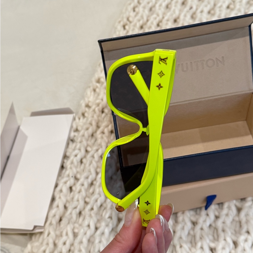 LOUIS VUITTON NEON LV SHADOW SQUARE SUNGLASSES - Picture 6 of 9